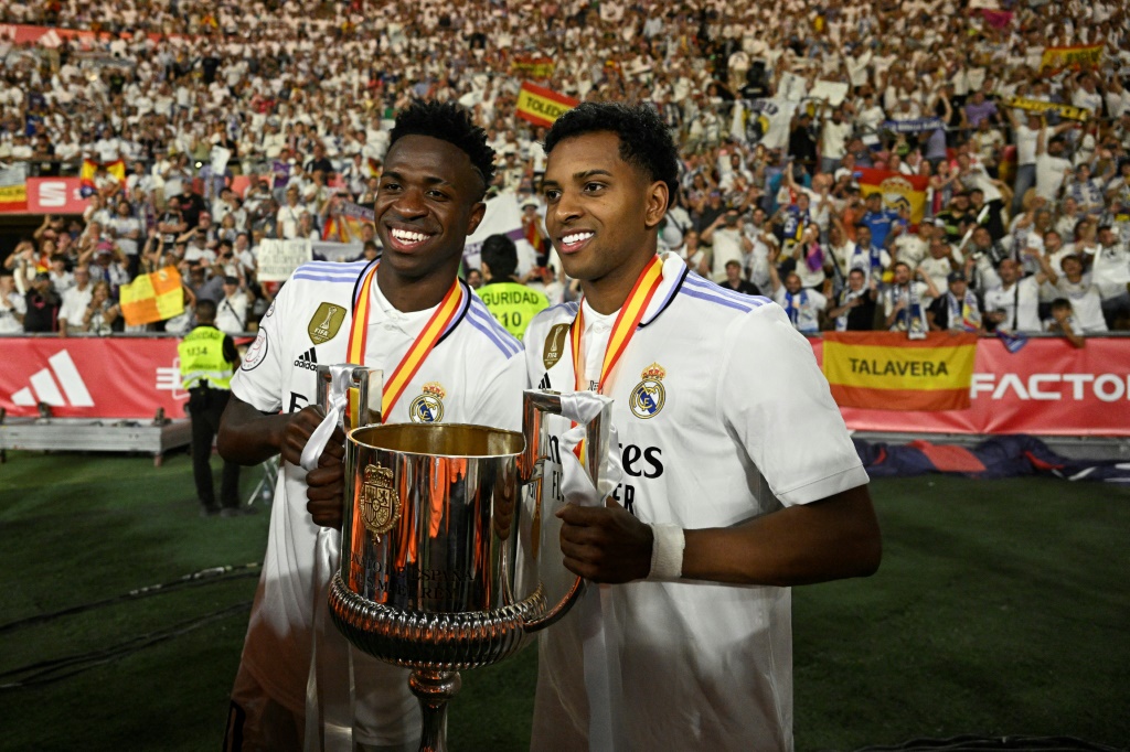 البرازيليان فينيسيوس جونيور (يسار) ورودريغو يحملان كأس اسبانيا بعد فوز فريقهما ريال مدريد على اوساسونا 2-1 في المباراة النهائية. 6 ايار/مايو 2023 (ا ف ب)