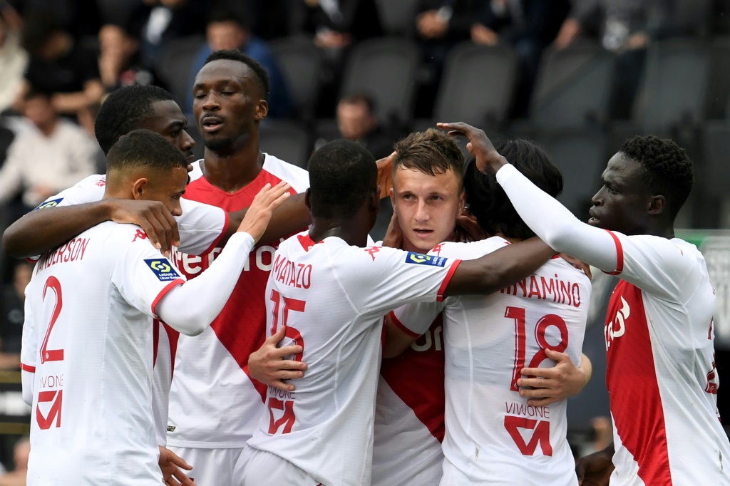 لاعبو موناكو يحتفلون بالفوز على أنجيه (2-1) في الدوري الفرنسي في السابع من أيار/مايو 2023. (ا ف ب)