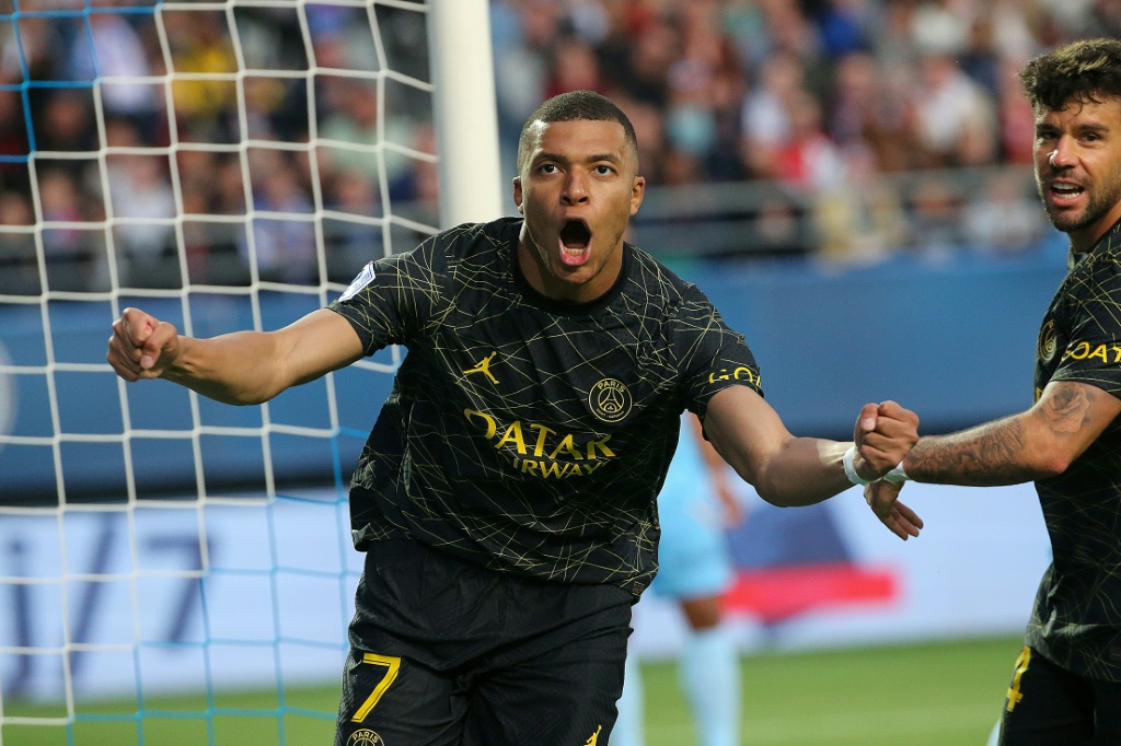 مهاجم باريس سان جرمان كيليام مبابي يحتفل بافتتاحه التسجيل في مرمى مضيفه تروا (3-1) في الدوري الفرنسي في السابع من أيار/مايو 2023 (ا ف ب)