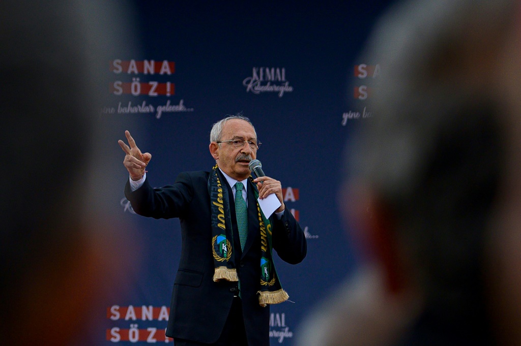 المرشح للانتخابات الرئاسية التركية كمال كيليتشدار أوغلو يتحدث خلال مهرجان انتخابي في 28 نيسان/أبريل 2023 (ا ف ب)