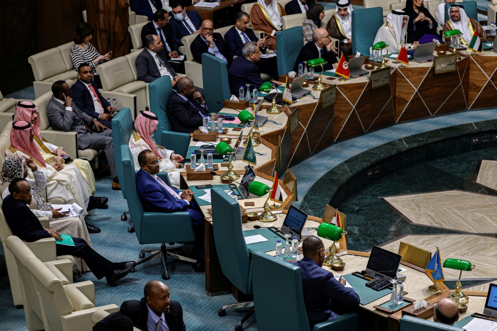 مقعد سوريا الفارغ خلال اجتماع طارئ لوزراء خارجية الجامعة العربية في القاهرة في 7 أيار/مايو 2023 (ا ف ب)