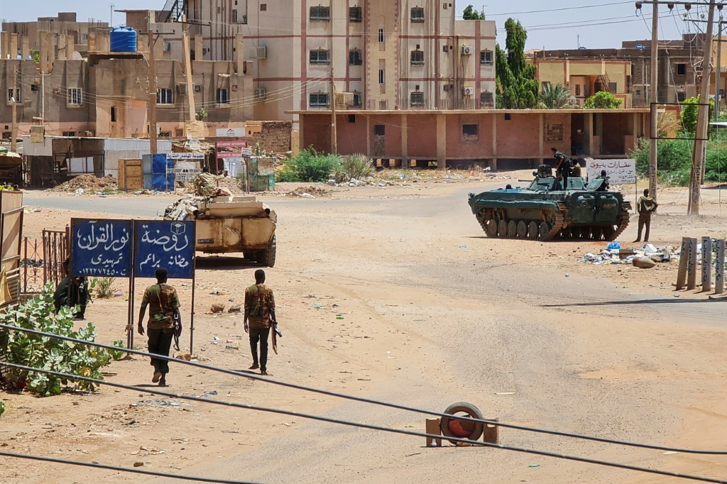    جنود ومدرعات من الجيش السوداني في جنوب الخرطوم ، شوهدت يوم 6 مايو 2023 ، وسط قتال مستمر ضد قوات الدعم السريع شبه العسكرية. (أ ف ب)