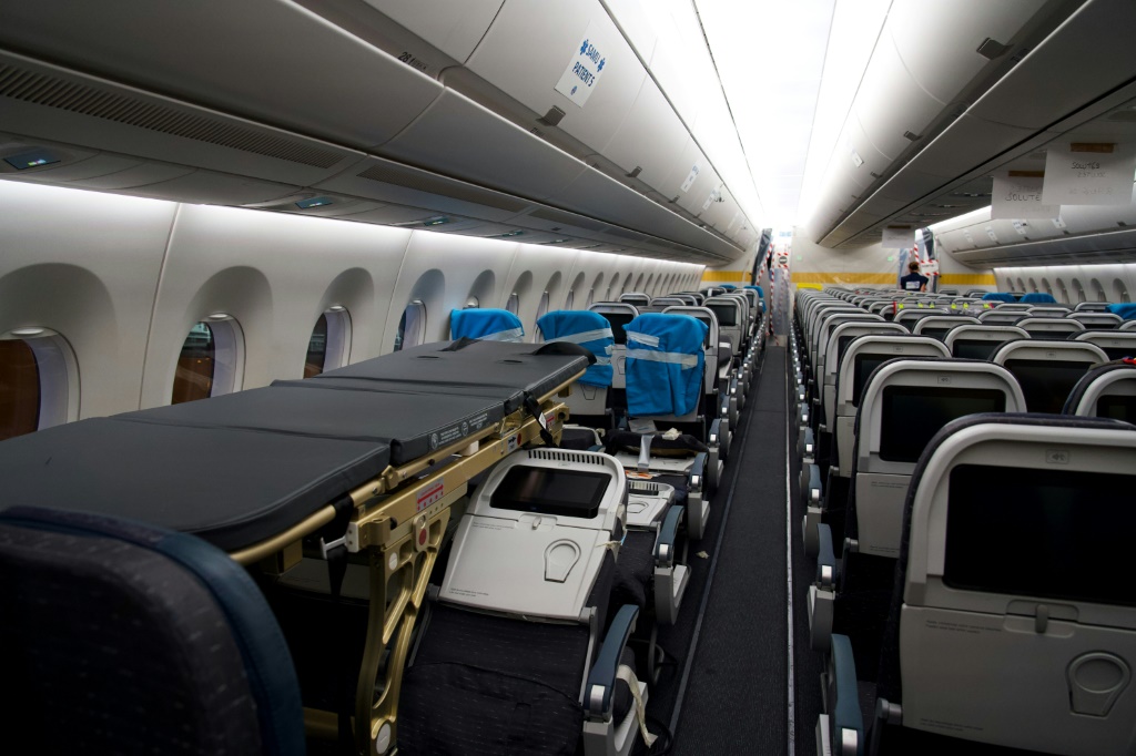 طائرة ركاب طراز إيرباص 350 استخدمت للإجلاء الطبي خلال أزمة كورونا، في بولينيزيا الفرنسية في 17 أيلول/سبتمبر 2021 (ا ف ب)