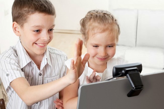 نصائح للتعامل مع طفلك في حال قررت السفر والابتعاد عنه (زهرة الخليج)