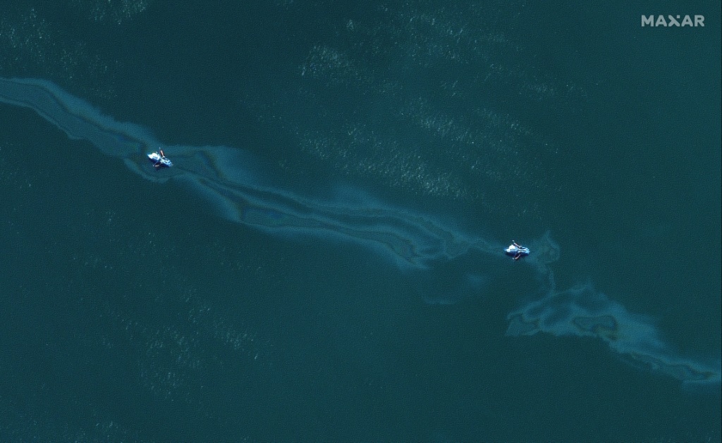 صورة التقطتها "ماكسار تكنولوجيز" بالأقمار الاصطناعية تظهر قوارب تبحر في بقعة نفطية جنوب بورت فورشون في لويزيانا في 4 أيلول/سبتمبر 2021 (أ ف ب)