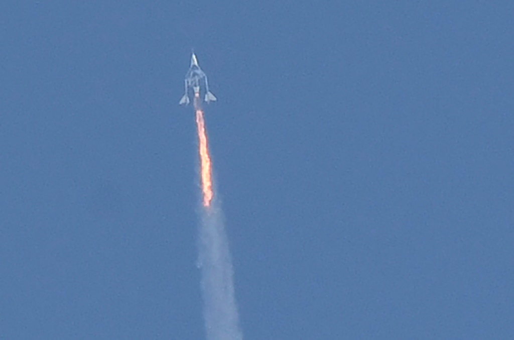     سفينة الفضاء فيرجن غالاكتيك - مركبة فضائية ثنائية الوحدة والسفينة الأم بعد إقلاعها من نيو مكسيكو في يوليو 2021 (أ ف ب)