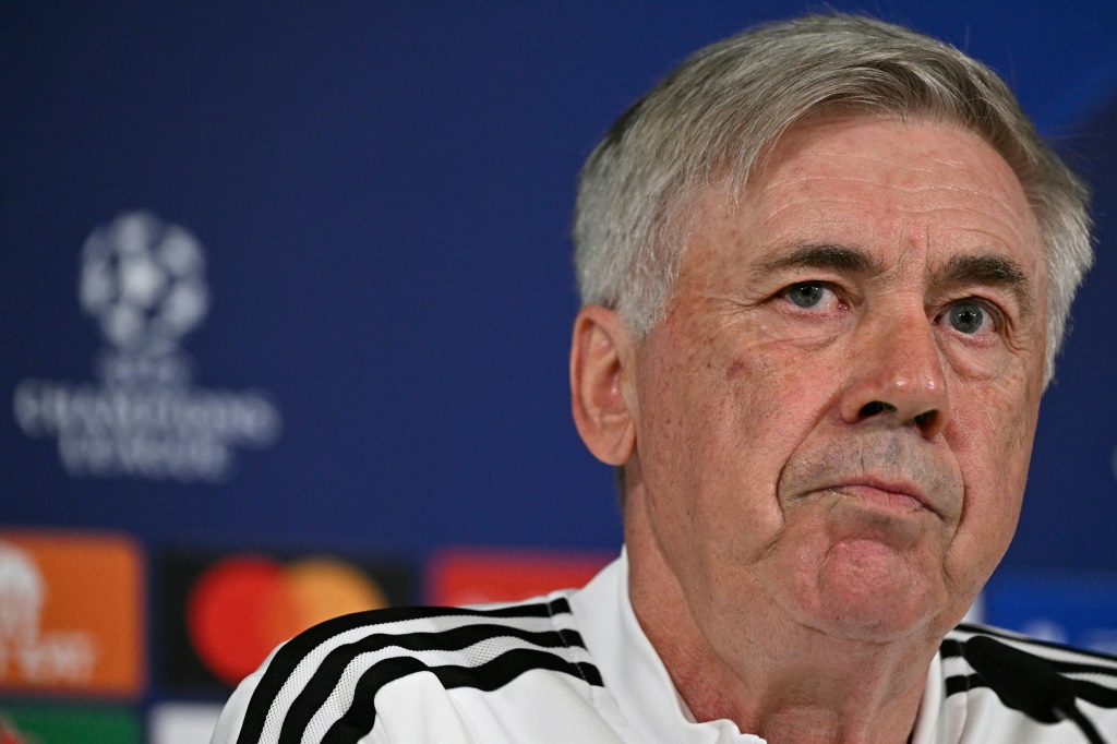 الإيطالي كارلو أنشيلوتي مدرب ريال مدريد الإسباني خلال المؤتمر الصحافي عشية المواجهة مع مانشستر سيتي الانكليزي في ذهاب نصف نهائي دوري ابطال أوروبا في 8 أيار/مايو 2023 (ا ف ب)