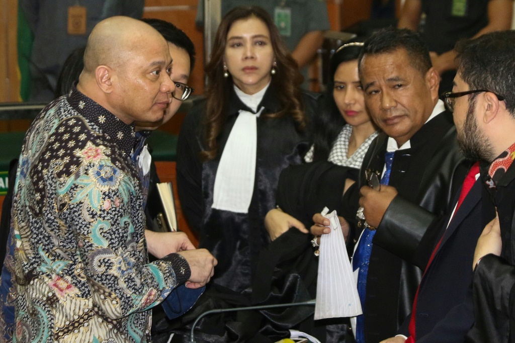 حكم على رئيس شرطة غرب سومطرة السابق تيدي ميناهاسا بوترا (يسار) بالسجن مدى الحياة بتهمة تهريب المخدرات التي تم ضبطها كدليل (أ ف ب)