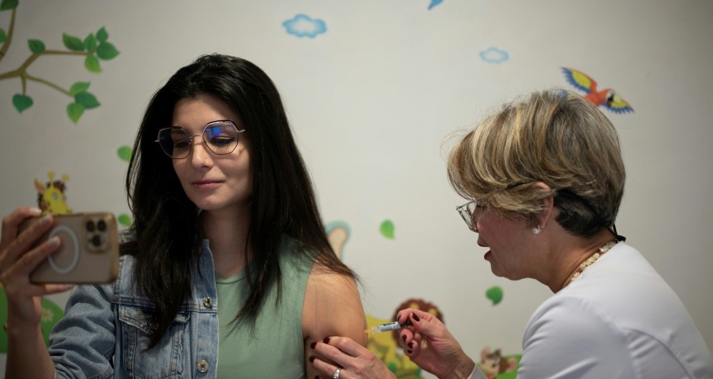 امرأة تتلقى اللقاح المضاد لفيروس الورم الحليمي البشري في العاصمة الفنزويلية كاراكاس بتاريخ 28 نيسان/أبريل 2023 (ا ف ب)