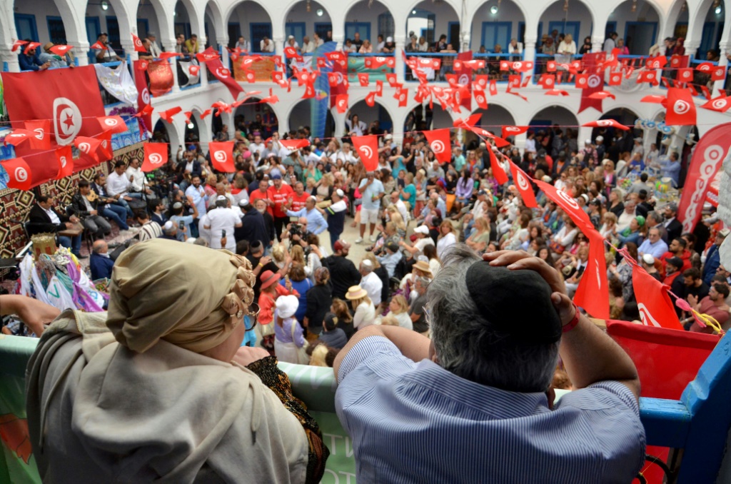 مصلّون يشاركون في الحجّ اليهوديّ في كنيس الغريبة، بجزيرة جربة التونسية، في الثامن من أيار/مايو 2023 (ا ف ب)