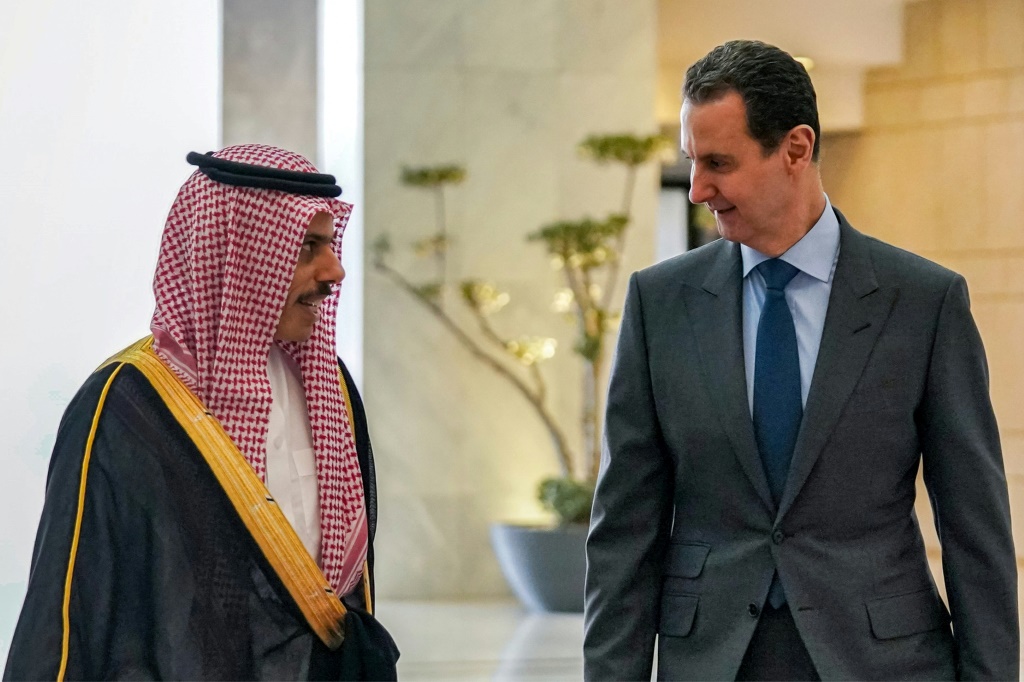 صورة نشرها موقع الرئاسة السورية في فيسبوك للرئيس بشار الأسد خلال استقباله وزير الخارجية السعودي الأمير فيصل بين فرحان في دمشق في 18 نيسان/أبريل 2023 (ا ف ب)