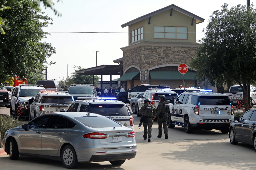 انتشار أمني في موقع إطلاق النار في مركز تسوّق "آلن بريميوم آوتلتس" في تكساس في السادس من أيار/مايو 2023 (ا ف ب)