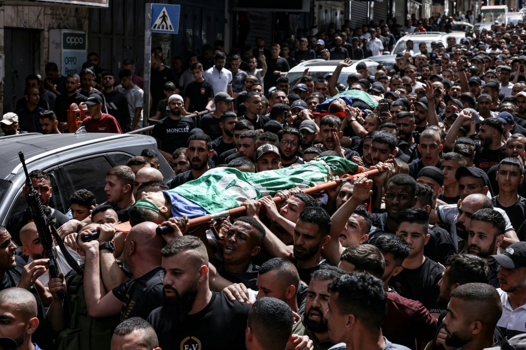 مشيعون لقتيلين فلسطينيين بنيران الجيش الاسرائيلي في طولكرم بالضفة الغربية المحتلة في السادس من ايار/مايو 2023 (ا ف ب)