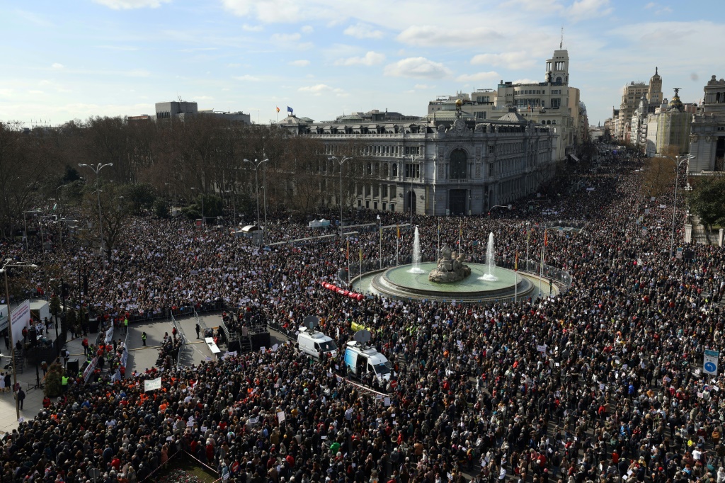 مئات آلاف الإسبان يتظاهرون في مدريد دفاعا عن قطاع الصحة العام في 12 شباط/فبراير 2023 (ا ف ب)