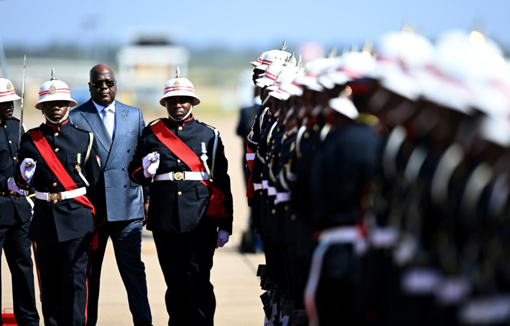 رئيس الكونغو الديموقراطية فيليكس تشيسيكيدي يتفقد حرس الشرف في مطار غابوروني عاصمة بوتسوانا في 09 أيار/مايو 2023 (ا ف ب)