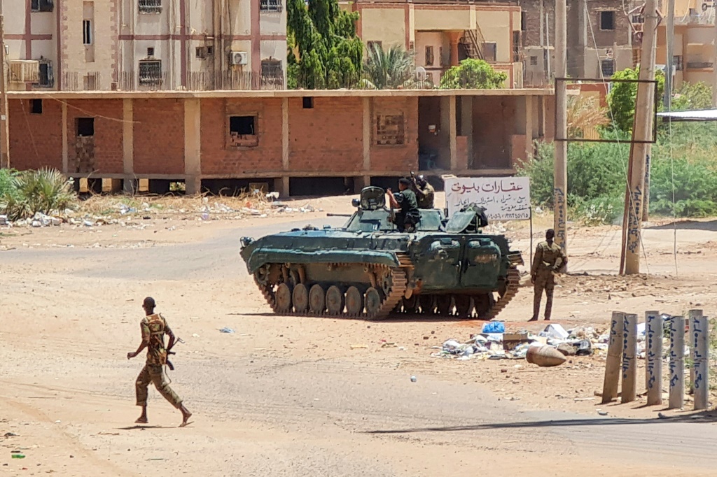 جنود بالقرب من دبابة في أحد شوارع العاصمة السودانية الخرطوم في 06 أيار/مايو 2023 (ا ف ب)