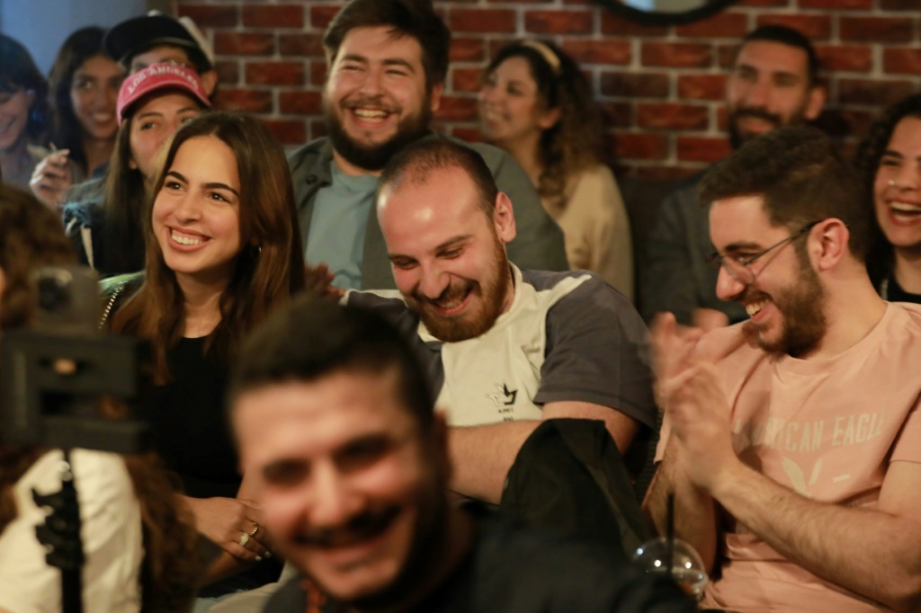 جانب من الجمهور خلال أحد عروض الكوميديا الارتجالية في مقهى بدمشق في 24 نيسان/أبريل 2023 (ا ف ب)