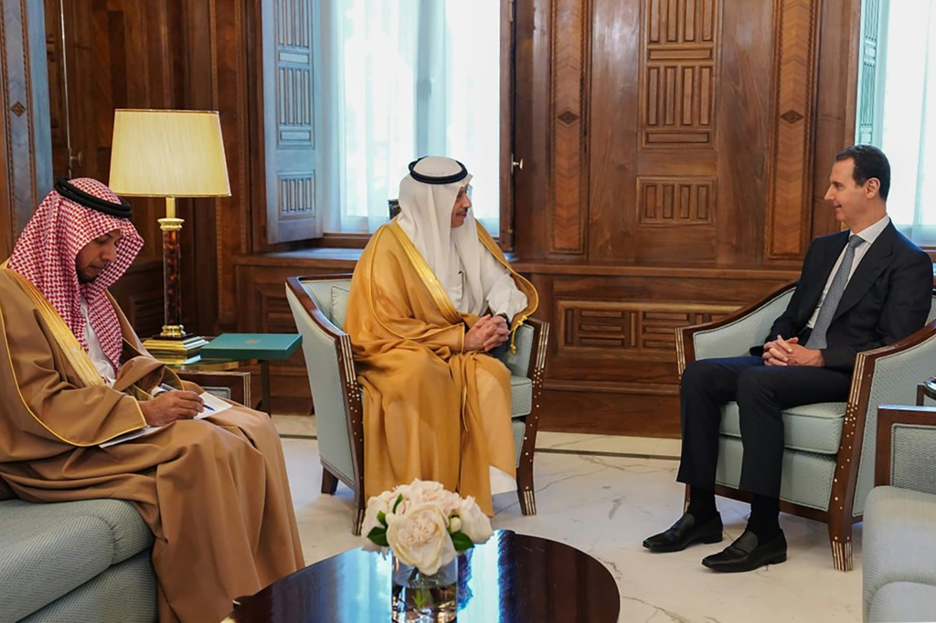 الرئيس السوري بشار الأسد يتلقى دعوة لحضور القمة العربية الأسبوع المقبل من سفير المملكة العربية السعودية في الأردن نايف بن بندر السديري. (أ ف ب)