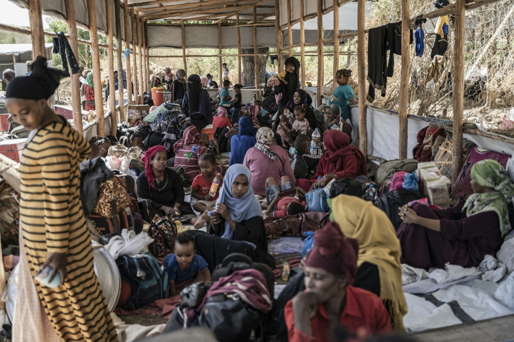     لاجئون من السودان ينتظرون في ملجأ بمدينة ميتيما الإثيوبية في الرابع من أيار/مايو 2023. (أ ف ب)