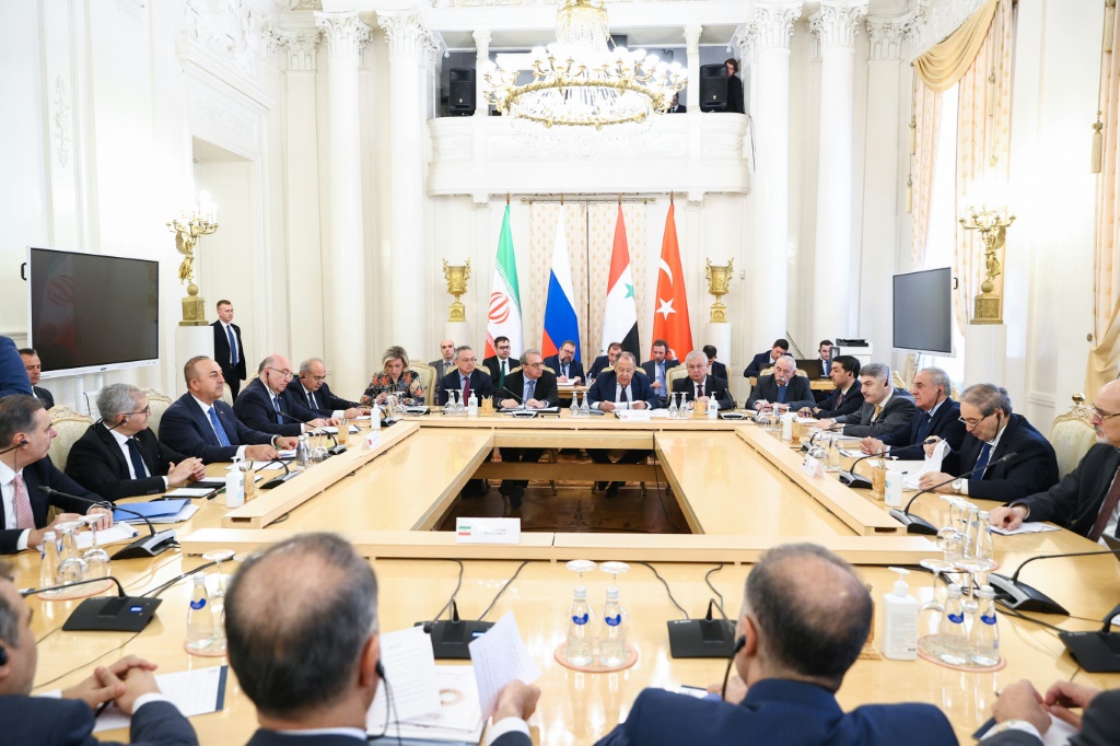    صورة وزعتها الخارجية الروسية لاجتماع بين وزير الخارجية الروسي ونظرائه التركي والسوري والإيراني في موسكو بتاريخ 10 أيار/مايو 2023 (أ ف ب)