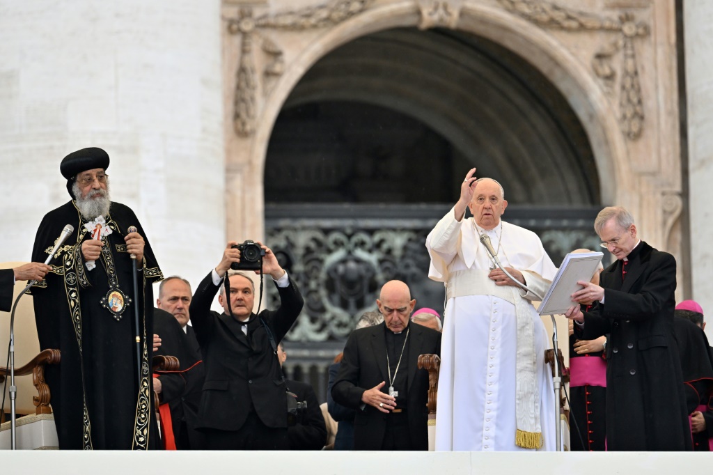 البابا فرنسيس (يمين) وبجانبه بابا الأقباط المصري تواضروس الثاني (يسار) في الفاتيكان بتاريخ 10 أيار/مايو 2023 (ا ف ب)