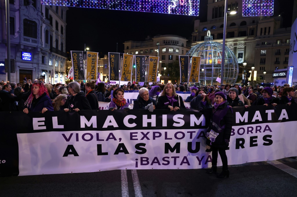 من تظاهرة في مدريد في 25 تشرين الثاني/نوفمبر 2022 للمطالبة بالمساواة بين الجنسين وبمكافحة العنف ضد النساء (ا ف ب)