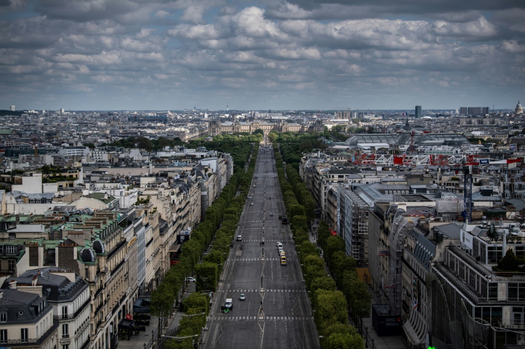 جادة الشانزليزيه في باريس في الثامن من أيار/مايو 2021 (ا ف ب)