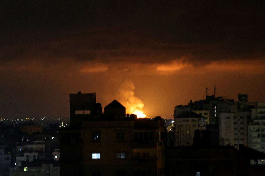 تصاعد النيران جراء غارة اسرائيلية على غزة 9 أيار/مايو 2023 (ا ف ب)
