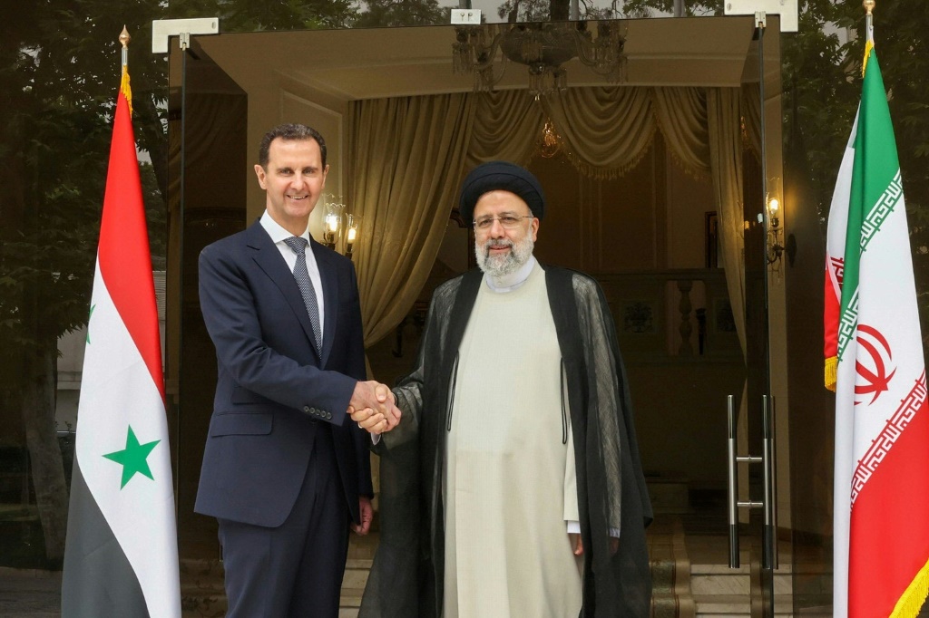 الرئيسان الايراني ابراهيم رئيسي والسوري بشار الأسد (أ ف ب)