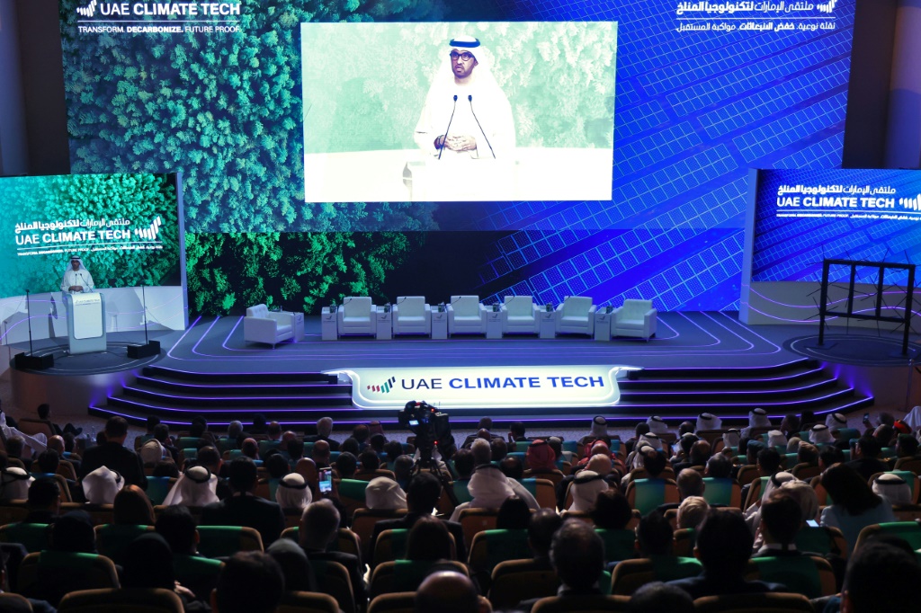 سلطان أحمد الجابر يتحدث خلال مؤتمر تكنولوجيا المناخ في أبوظبي في 10 أيار/مايو 2023 (ا ف ب)