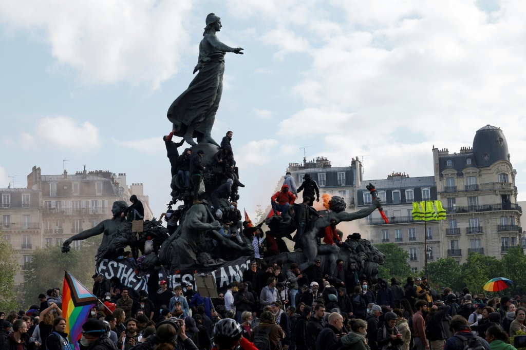 تظاهرة ضد اصلاح نظام التقاعد في 1 أيار/مايو 2023 في باريس (ا ف ب)
