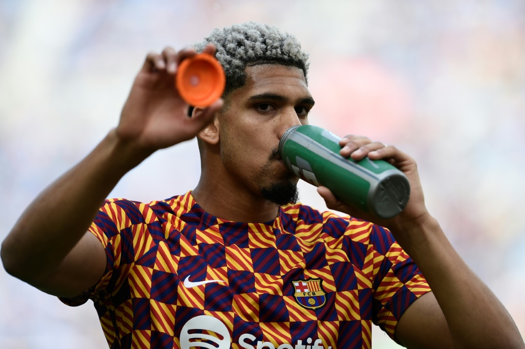 المدافع الأوروغوياني رونالد أراوخو قبيل مباراة برشلونة مع أتلتيكو مدريد في الدوري الإسباني لكرة القدم. برشلونة في 23 نيسان/أبريل 2023 (ا ف ب)