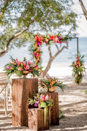 الزهور الاستوائية اختيار مثالي لحفل زفاف على الشاطئ