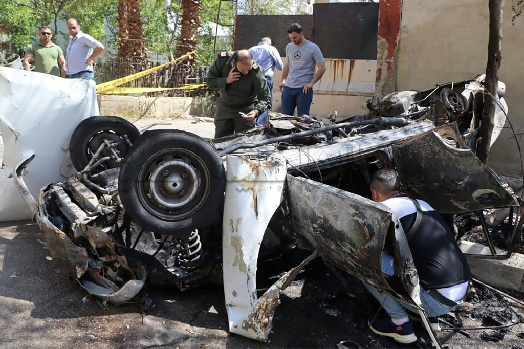     محققون سوريون في موقع انفجار بدمشق في 10 مايو 2023 ، في صورة قدمتها وزارة الداخلية (أ ف ب)