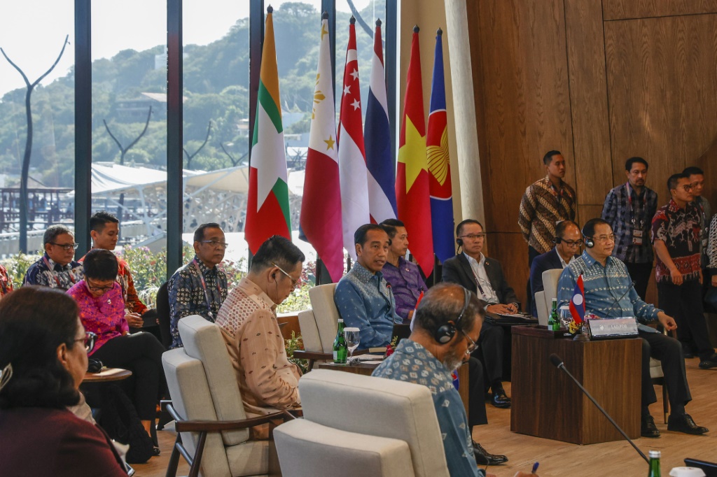    قال الرئيس الإندونيسي جوكو ويدودو (وسط) إن أعضاء الآسيان لم يحرزوا أي تقدم حقيقي في وضع حد لإراقة الدماء في ميانمار. (أ ف ب)