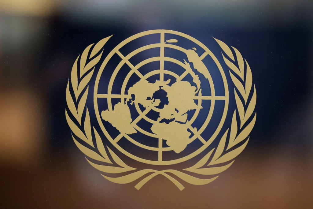     شعار الأمم المتحدة في مقر المنظمة الدولية في نيويورك في 20 ايلول/سبتمبر 2022. (أ ف ب)   