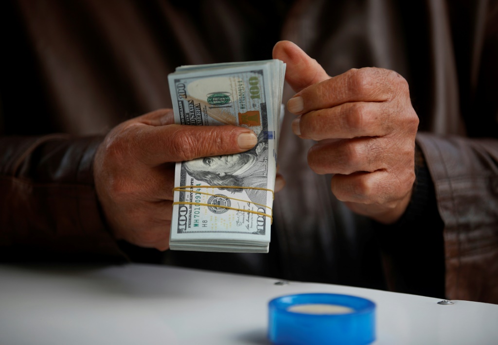 في المناسبات.. هل المال هدية جيدة؟ (ا ف ب)