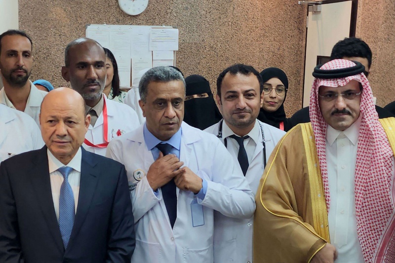 الرئيس اليمني برفقة السفير السعودي في اليمن (أ ف ب)