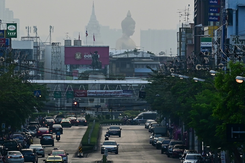 تمثال بوذا العملاق في بانكوك تلفه سحابة تلوث ضخمة في السابع من آذار/مارس 2023 (ا ف ب)