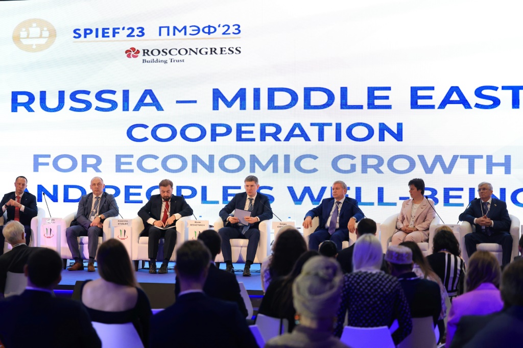    مسؤولون روس بينهم وزير التنمية الاقتصادية الروسي ماكسيم ريشيتنيكوف خلال ملتقى الاستثمار السنوي في أبوظبي في 8 أيار/مايو 2023(أ ف ب)   