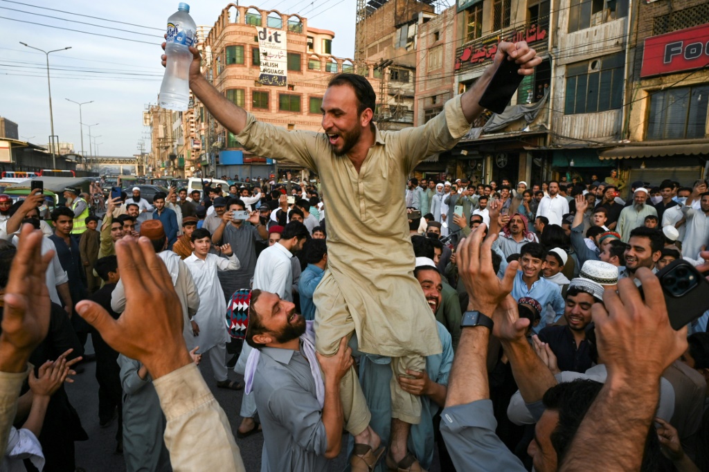    مناصرو رئيس الوزراء الباكستاني السابق عمران خان يتظاهرون فرحا بعد قرار المحكمة العليا إبطال توقيفه، في 11 أيار/مايو 2023 في بيشاور. (أ ف ب)