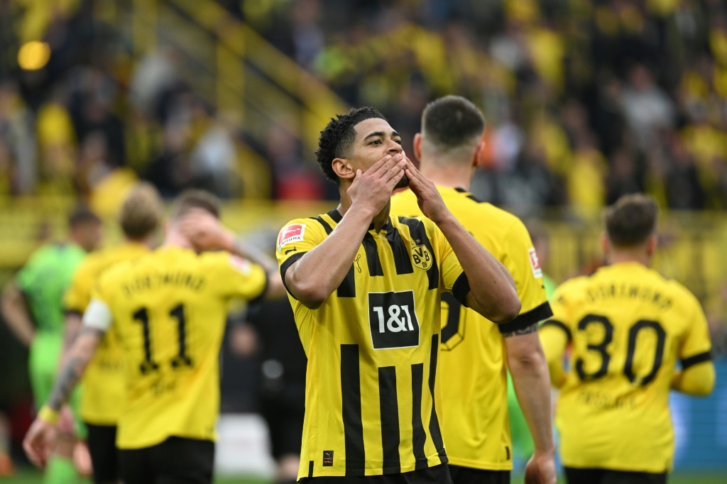 لاعب بوروسيا دورتموند الانكليزي جود بيلينغهام فرحاً بفوز فريقه على فولفسبورغ 6-صفر في الدوري الالماني لكرة القدم على ملعب سيغنال إيدونا بارك في دورتموند. 7 أيار/مايو 2023 (ا ف ب)