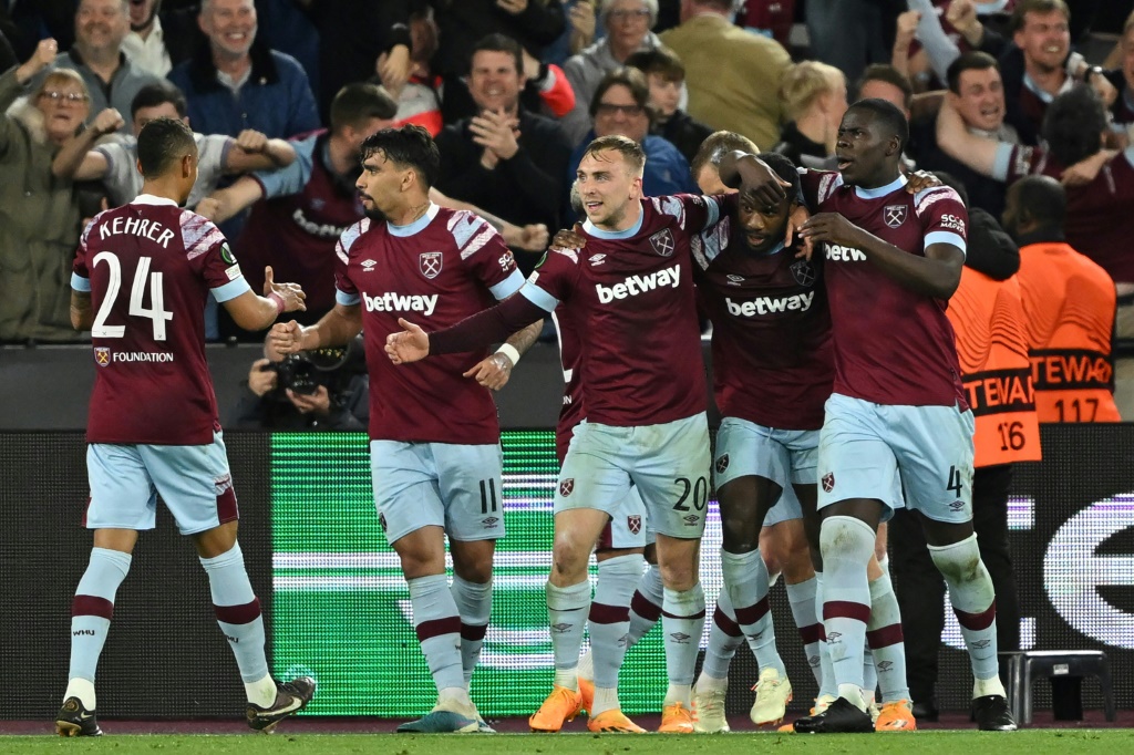 لاعبو وست هام يونايتد الانكليزي يحتفلون بالفوز على ألكمار الهولندي (2-1) في ذهاب نصف نهائي مسابقة كونفرنس ليغ في لندن في 11 أيار/مايو 2023. (ا ف ب)