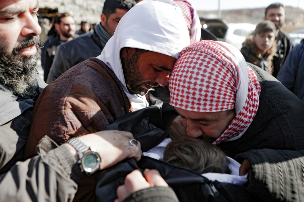    رجل يبكي بعد نقل طفل قضى في الزلزال المدمر الذي ضرب سوريا وتركيا عبر معبر باب الهوى الحدودي بين البلدين في الثامن من شباط/فبراير 2023 (أ ف ب)