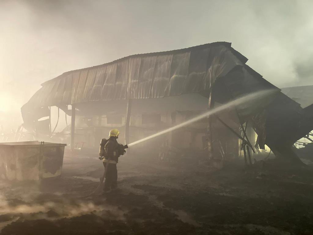 لقطة خلال اطفاء الحريق (الدفاع المدني السعودي)