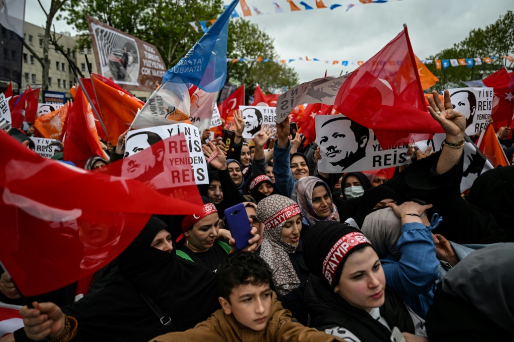 مؤيدو الرئيس التركي رجب طيب اردوغان خلال تجمع انتخابي في اسطنبول في 12 ايار/مايو 2023 (ا ف ب)