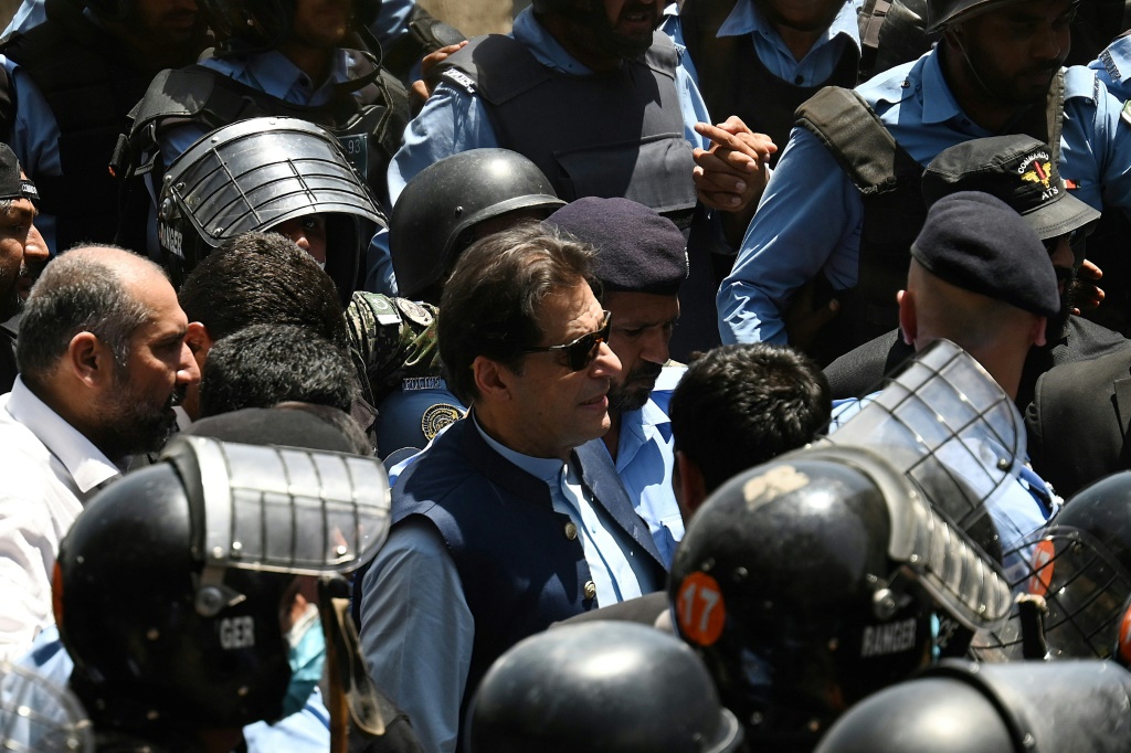 قوات خاصة من الشرطة تواكب رئيس وزراء باكستان السابق عمران خان (وسط) لدى وصوله إلى محكمة اسلام أباد العليا في 12 أيار/مايو 2023 (ا ف ب)