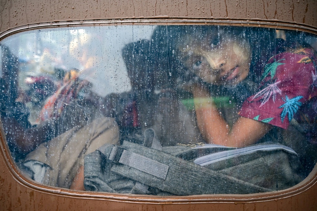 فتاة تنظر من عربة توك توك أثناء إجلائها من سيتوي في ولاية راخين في ميانمار (أ ف ب)