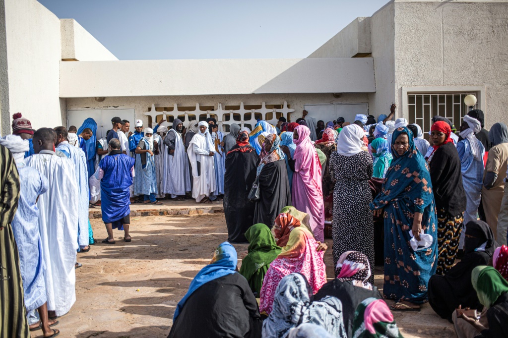 ناخبون ينتظرون أمام مركز للاقتراع في العاصمة الموريتانية نواكشوط في 13 أيار/مايو 2023 (ا ف ب)