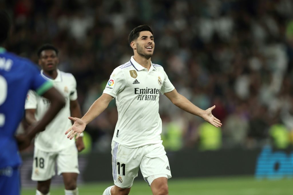 ماركو أسينسيو يحتفل بهدفه مع ريال مدريد ضد خيتافي على ملعب سانتياغو برنابيو في الدوري الاسباني لكرة القدم في 13 أيار/مايو 2023 (ا ف ب)